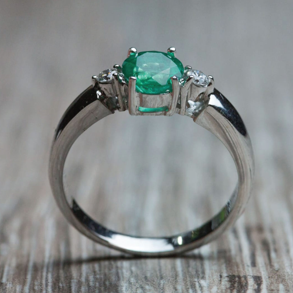 Anello Solitario con Smeraldo Colombiano e Diamanti Laterali – Oro Bianco 18 kt