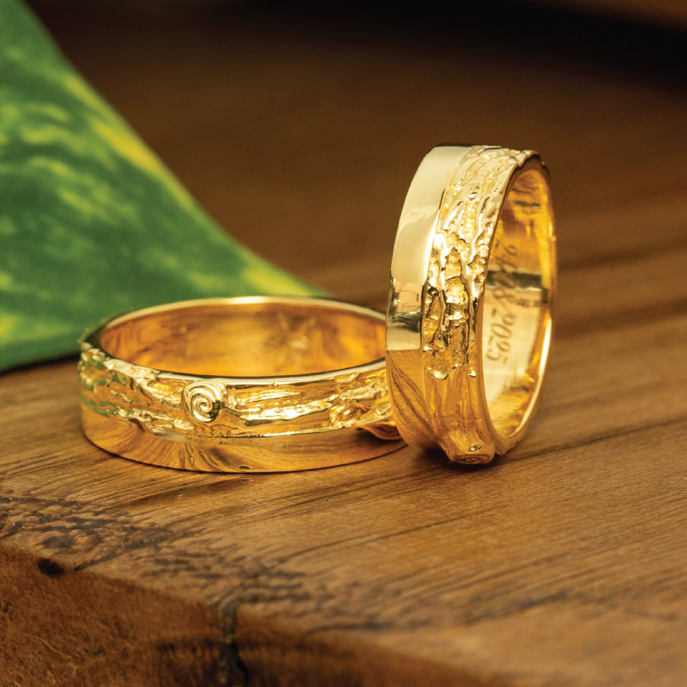 Fedi Nuziali in Oro Giallo con Effetto Legno – Artigianali