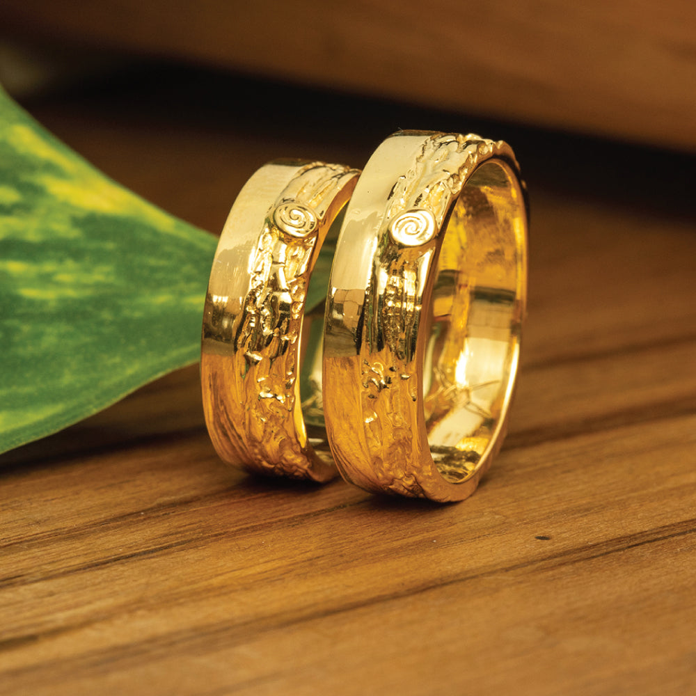 Fedi Nuziali in Oro Giallo con Effetto Legno – Artigianali