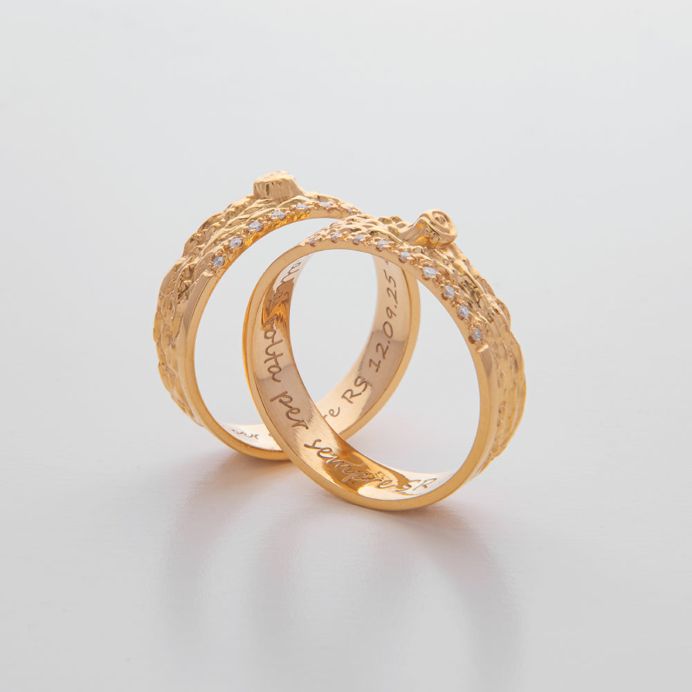 Fedi Nuziali in Oro Giallo con Effetto Legno e Diamanti