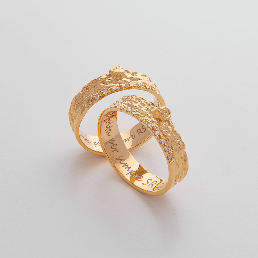 Fedi Nuziali in Oro Giallo con Effetto Legno e Diamanti