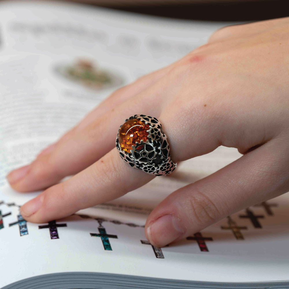 Anello Chevalière con Ambra