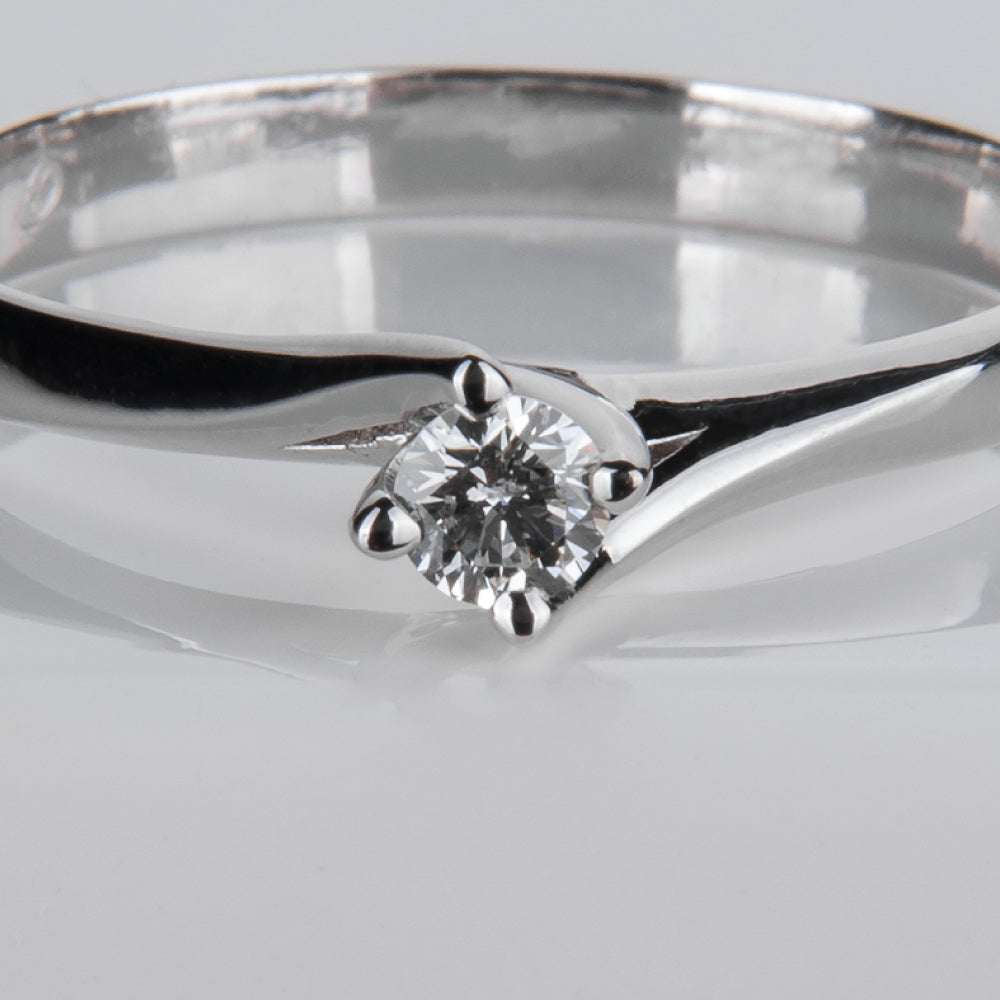 Anello Solitario “Valentino” – Oro Bianco e Diamante